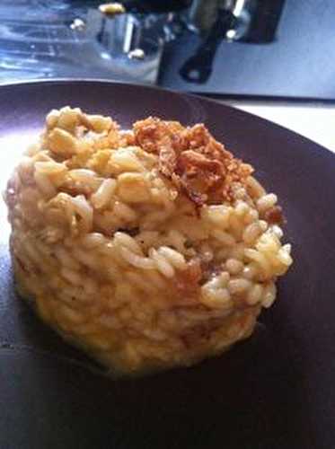 Risotto aux poulets et oignons frits et légumes d'été .