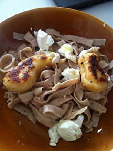 Salade de tagliatelles aux châtaignes avec son chèvre et son poulet pané au fromage