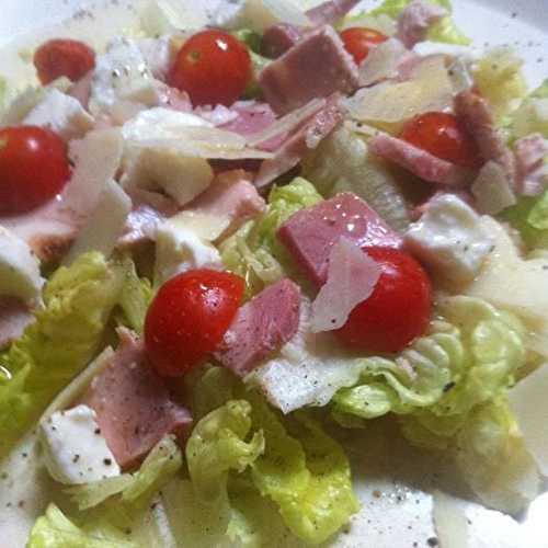 Salade fraîcheur au rôti de porc froid à la sauge de Gallician tomates cerises mozza et copeaux de parmesan .