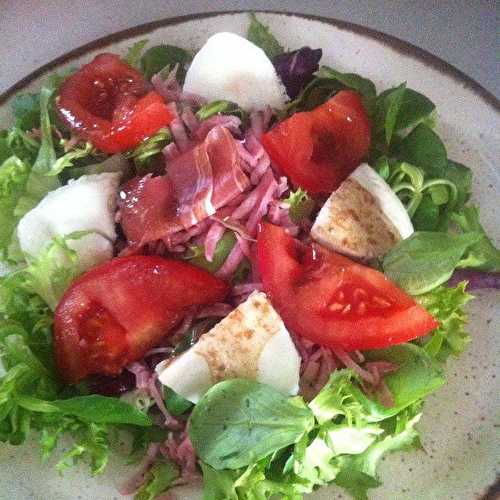 Salade Fraîcheur ( mozza jambon Serrano tomates du pays... ) .