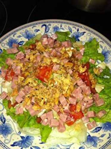 Salade gourmande au chèvre jambon tomates oignons frits au vinaigre de noix