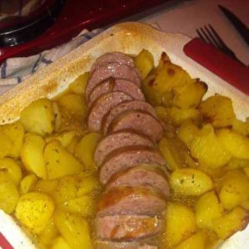 Saucisson chaud et ses petites pommes de terres fondantes .