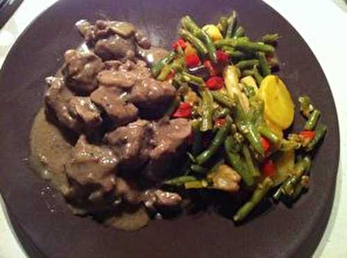 Sauté de dinde à la moutarde miel et noix et sa petite poêlée maison au poivre blanc du Penja .
