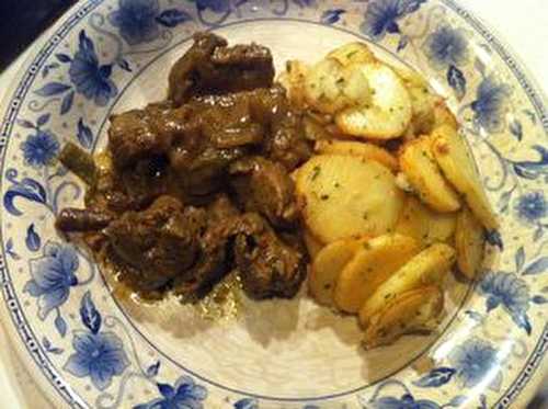 Sauté de veau aux poivrons verts oignons grillés au curry de New Delhi et ses petites pommes de terres salardaises maison .