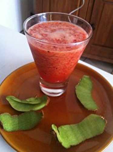 Smoothie fraises citrons kiwis oranges pamplemousses.