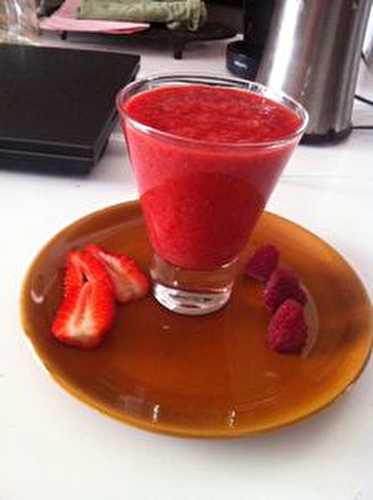 Smoothie fraises framboises oranges.