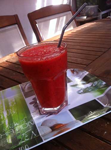 Smoothie gourmand aux fraises Mara Des Bois ses agrumes fève de Tonka et sa petite touche de sucre blanc vanillé .