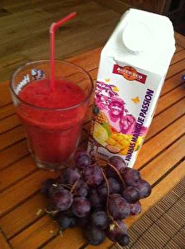 Smoothie gourmand aux raisins framboises banane au jus de fruits du Brésil .