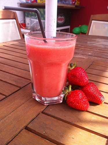 Smoothie maison à la fraise oranges citron pamplemousse et sa touche vanillé