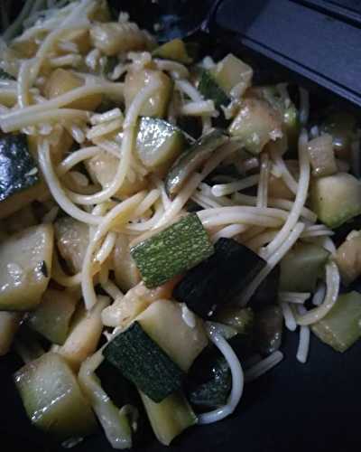 Spaghettis sans gluten aux courgettes locales  grillées à l'ail et parmesan .