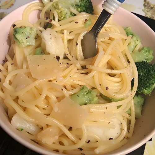 Spaghettis sans gluten sautés à l'huile d'olive trio de choux-fleur et copeaux de parmesan .