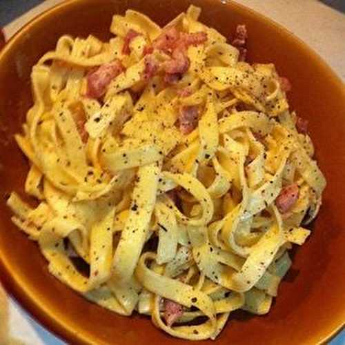 Tagliatelles poêlées à l'huile forestière Savorette ses petits lardons au poivre noir de Cubèbe .