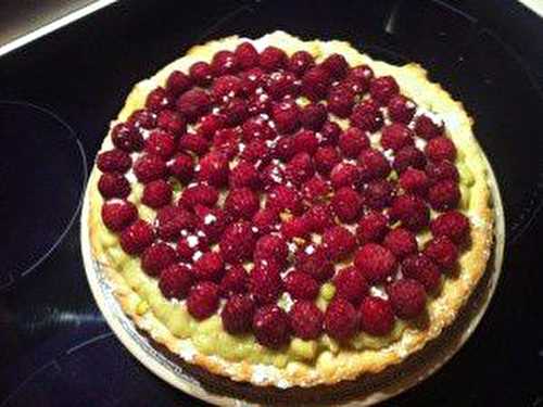 Tarte aux framboises maison avec sa crème pâtissière vanille pistache