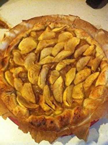 Tarte aux pommes avec une compote de pommes maison au sucre vanillé gratiné au sucre Muscovado .