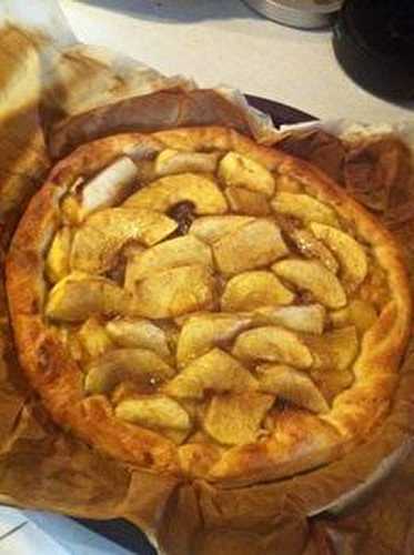 Tarte aux pommes avec une compote de pommes maison au sucre vanillé gratiné au sucre vanillé .