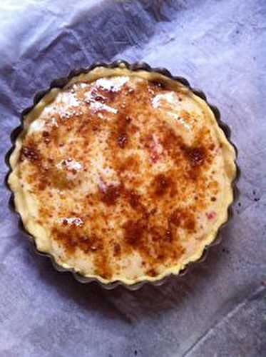 Tartelette  sucrée aux figues et poires parsemée de sucre de canne complet Muscovado .