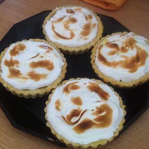 Tartelettes citron meringuée avec sa pâte sucrée à la vanille .