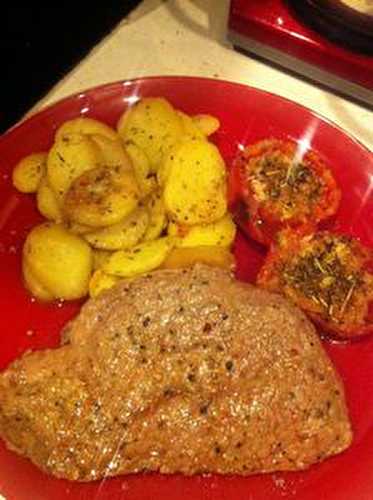 Tranche de steak de boeuf avec ses tomates provençales pommes de terres sautées sauce au roquefort citronnée maison .