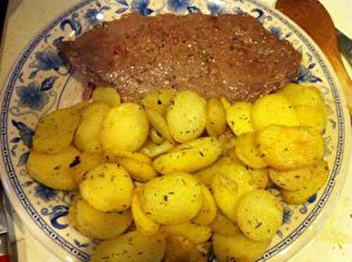 Tranche de steak de bœuf et ses pommes de terres sautées aux herbes.