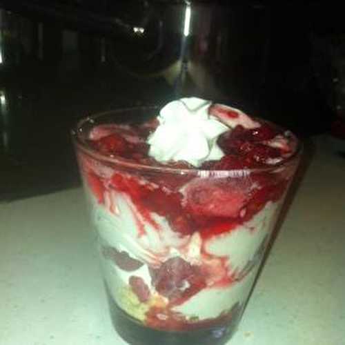 Trifles aux cookies gourmands chantilly framboises et son coulis maison .