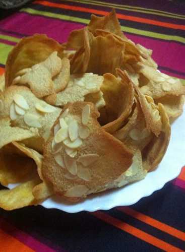 Tuiles aux amandes maison au sucre vanillé équitable .