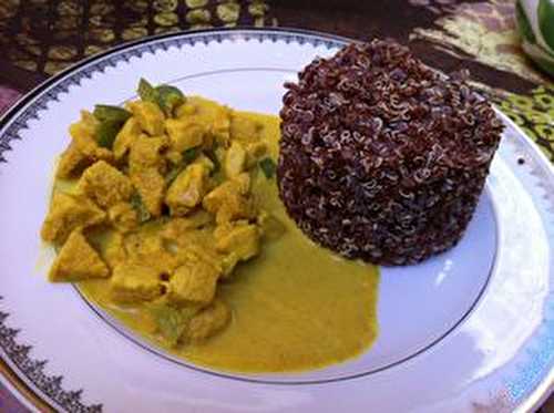Un poulet au curry New Delhi aux oignons poivrons verts et son quinoa rouge .