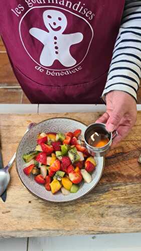 Salade de fruits aux fraises du pays arrosée de Muscat de Lunel parsemé de sucre Muscovado équitable.