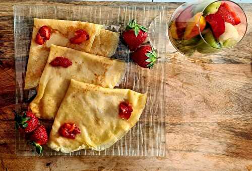 Crêpes sans gluten au jus de fraises locales  arrosées de Muscat de Lunel