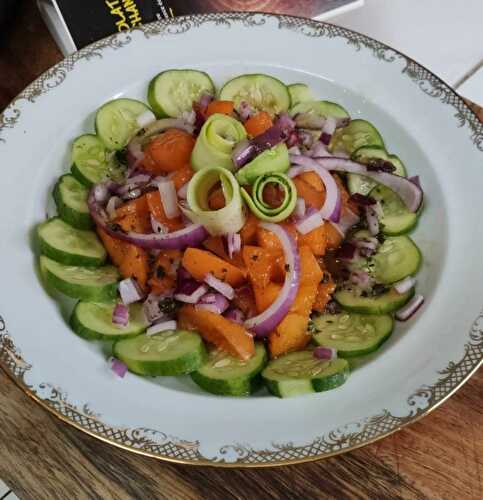 Salade aux abricots concombre locaux avec sa petite sauce aux échalotes et oignons rouges fleurs de cbd et à l'huile de chanvre.