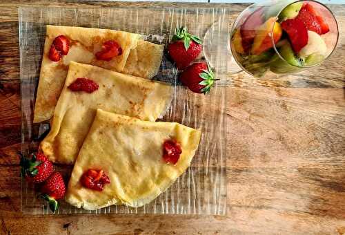 Crêpes sans gluten au jus de fraises locales  arrosées de Muscat de Lunel 