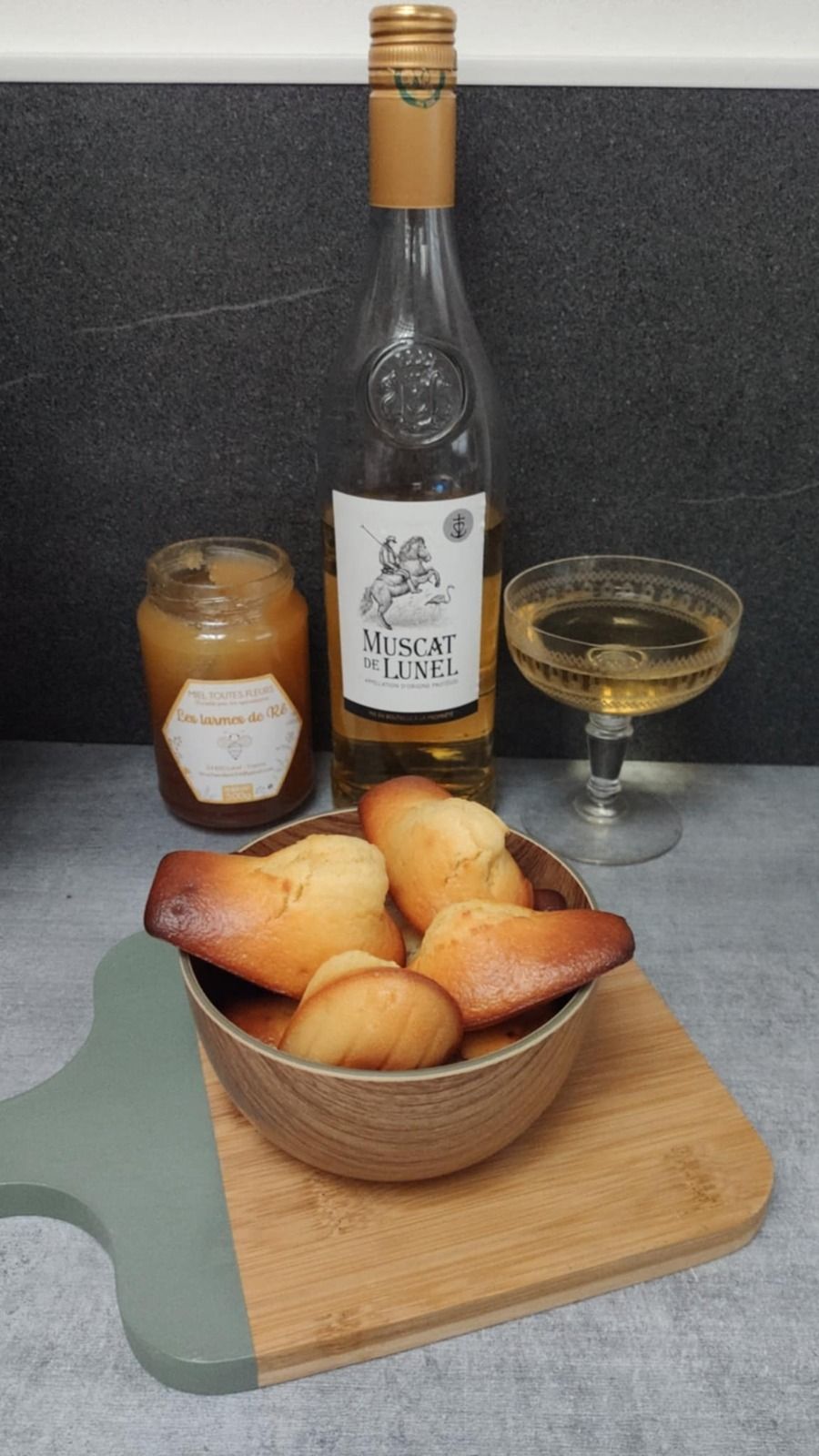 Madeleines au miel local et Muscat de Lunel 