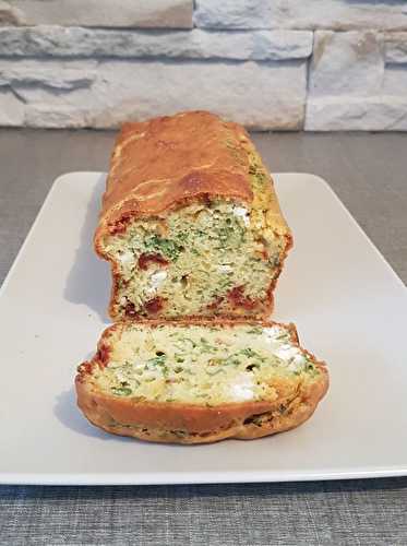 Cake aux fanes de radis, tomates séchées et feta