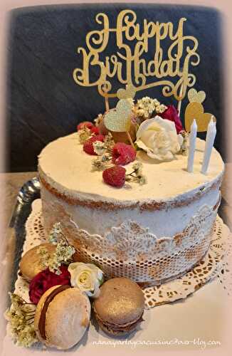 Naked cake d'anniversaire mousse vanille et framboises fraîches