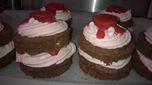 MINI GENOISE CHOCOLAT ET SA CREME MASCARPONE AU COULIS DE FRAISES