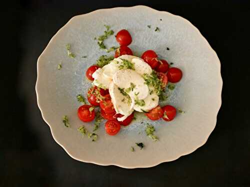 [Envie de soleil...] 🍅 Salade de tomates cerise. Mozzarella fior de latte. Courgette râpée. - Les Gourmands disent ...