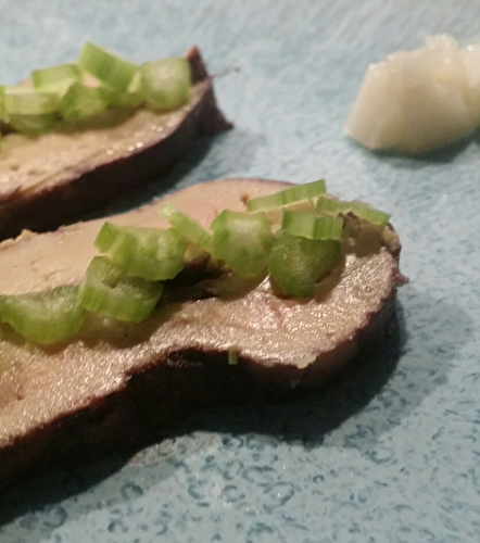 Foie gras poché au vin et épices. Céleri branche et poire. - Les Gourmands disent ...