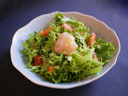 [Fraîcheur et saveurs sucrées] 🥗 Saint-Jacques fumées et pamplemousse en salade. - Les Gourmands disent ...