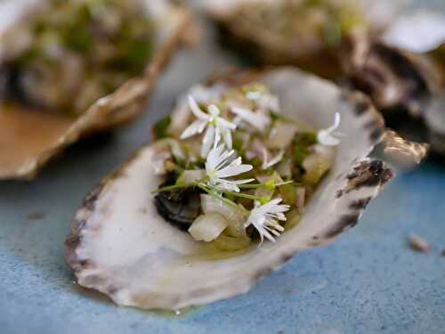 🌸 Huîtres sur la braise. Fleurs d'ail des ours. - Les Gourmands disent ...