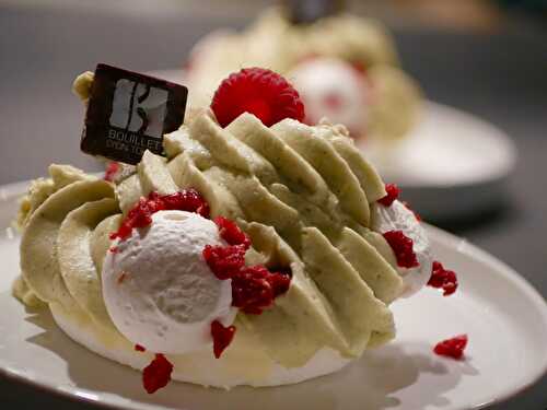 [Le plaisir du week-end...] Pavlova pistache et framboises. Sébastien Bouillet (Lyon) "MMMM". - Les Gourmands disent ...