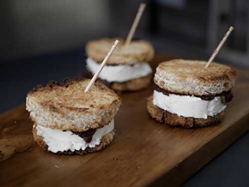 [On joue...] 🥪 Mini club de chèvre frais et pâte d'olives noires de Nyons. - Les Gourmands disent ...