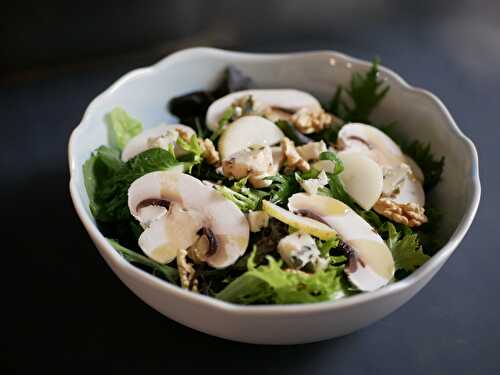 [On mélange...] 🥗 "Mille" feuilles en salade. Noix fraîches. Poire. Champignons de Paris. - Les Gourmands disent ...