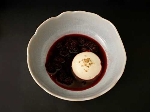 [On s'applique...] 🍧 Soupe de mûres aux épices. Panna Cotta. Eclats de pistaches torréfiées. - Les Gourmands disent ...