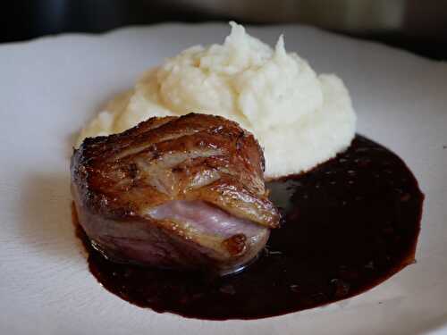 [On sauce!] 🦆 Magret grillé. Purée maison. Sauce au vin et épices - Les Gourmands disent ...