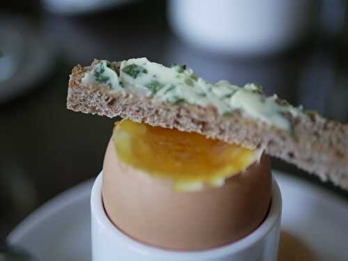 [Petit plus...] 🥚 Œuf à la coque. Beurre aromatisé aux fanes de radis. - Les Gourmands disent ...