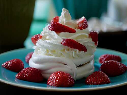 [Plaisir coupable?] 🍓 Mini Pavlova fraise et rhubarbe. - Les Gourmands disent ...