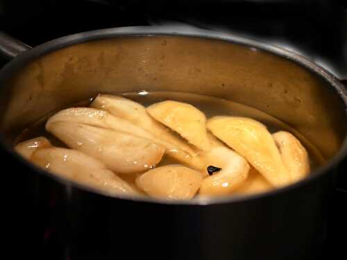 [Presque...] 🍐 Poires pochées à la fève Tonka et poivre de "la Luna". - Les Gourmands disent ...