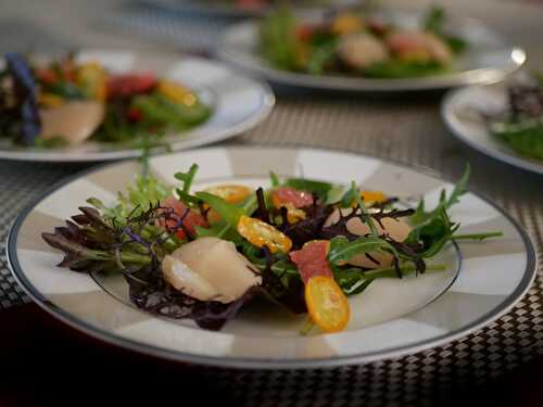 [Souvenir...] 🍋 Noix de Saint-Jacques fumées. Méli-mélo de salades. Sauce aux agrumes. Citron Caviar. - Les Gourmands disent ...