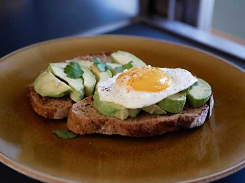 [Sur le pouce...] 🥑 Tartines d'avocat et oeuf fermier. - Les Gourmands disent ...