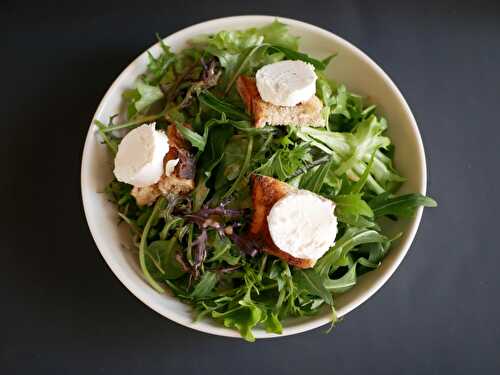 [Vaincre...][Jour 4][Salade repas] 🍒 Chèvre frais. Oignon confit au vinaigre de cerise. - Les Gourmands disent ...