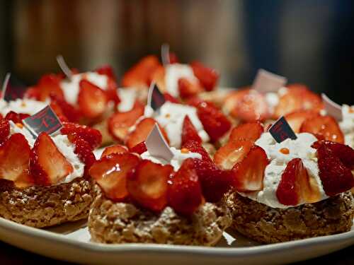 [X Choux!] Chou fraise et rhubarbe. Crème vanille mascarpone. Adrien Bachelier "MMMM" (Vienne) - Les Gourmands disent ...